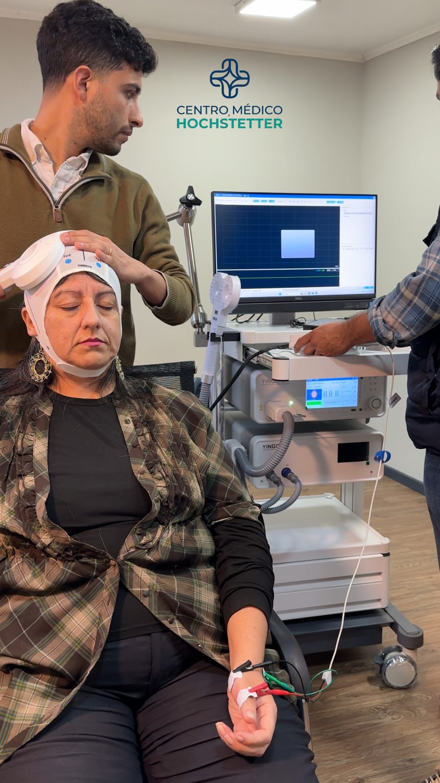 Paciente recibe una sesión de estimulación magnética transcraneal guiada por un profesional